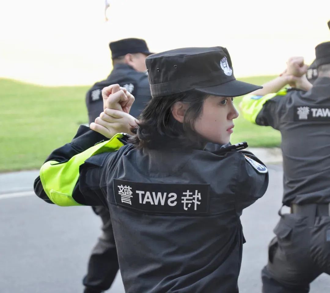 天台救人的00后女特警，曾多次出现在谈判现场！