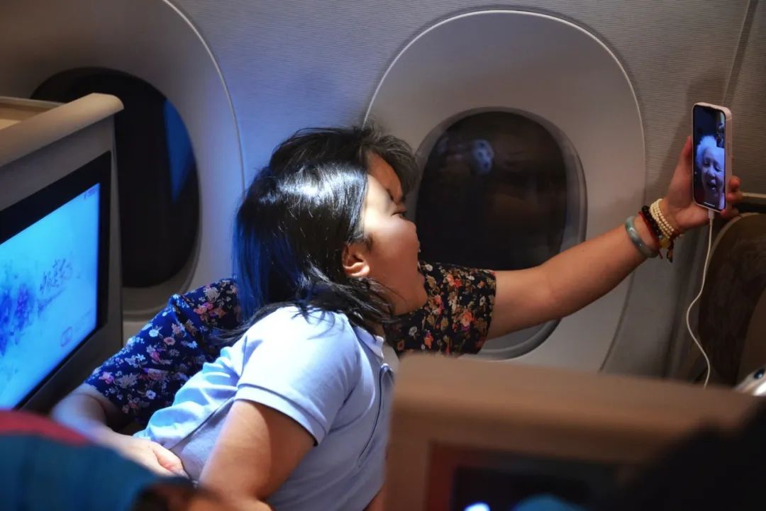 中秋节，我在飞机上“拍了拍”月亮