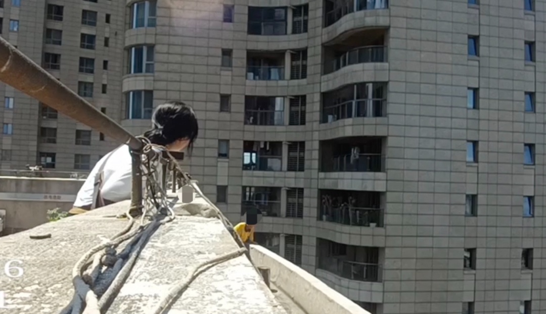 天台救人的00后女特警，曾多次出现在谈判现场！