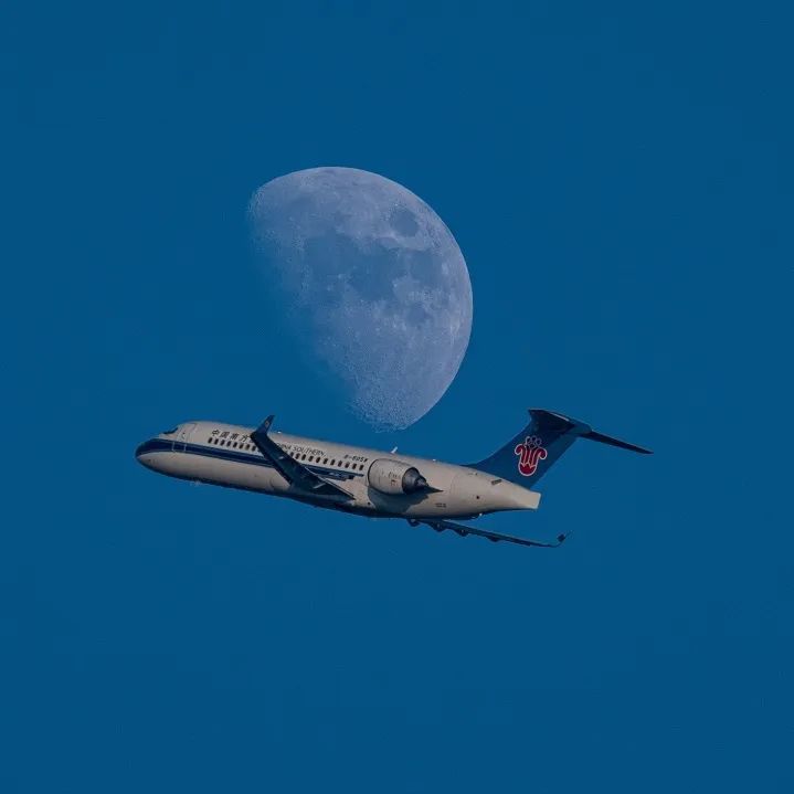 中秋节，我在飞机上“拍了拍”月亮