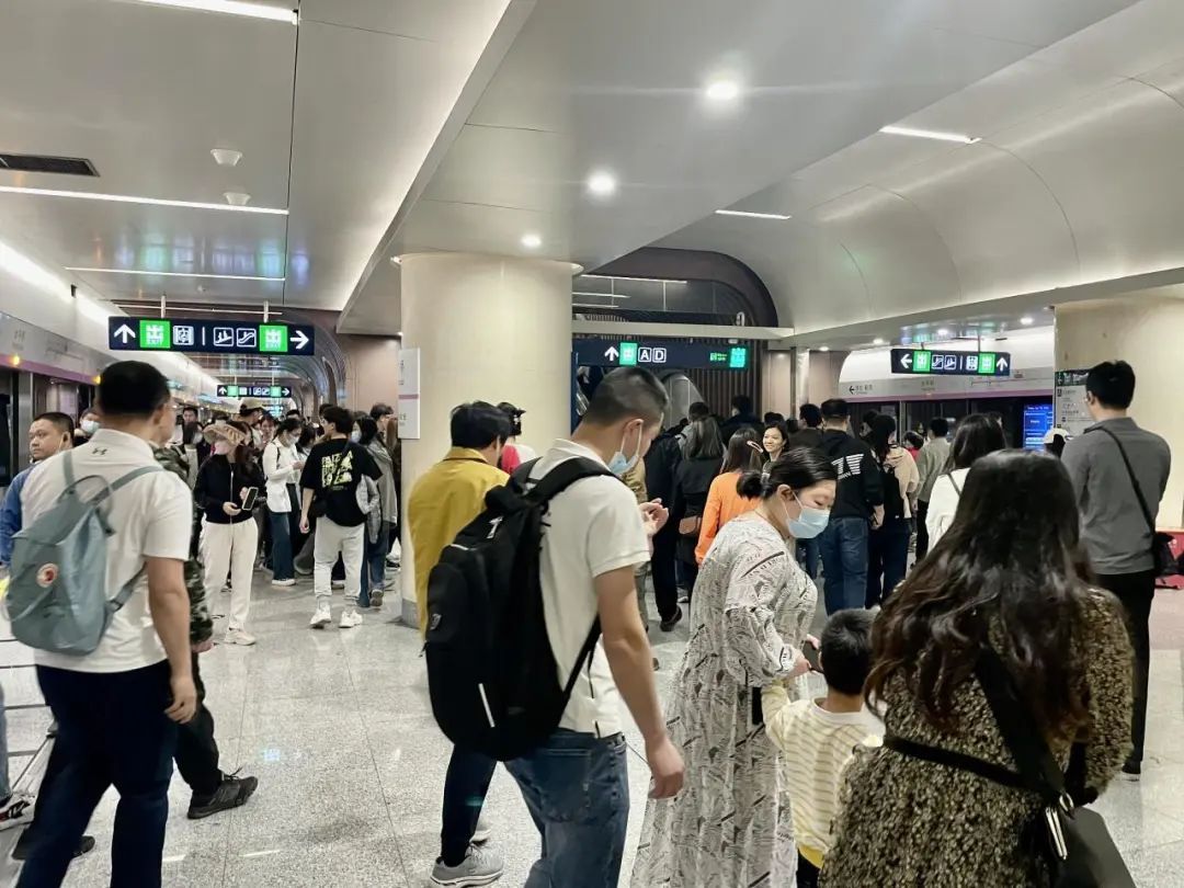 机器人“秒速”发卡+收费!大兴机场高速全市率先上新 机器人“秒速”发卡+收费!大兴机场高速全市率先上新