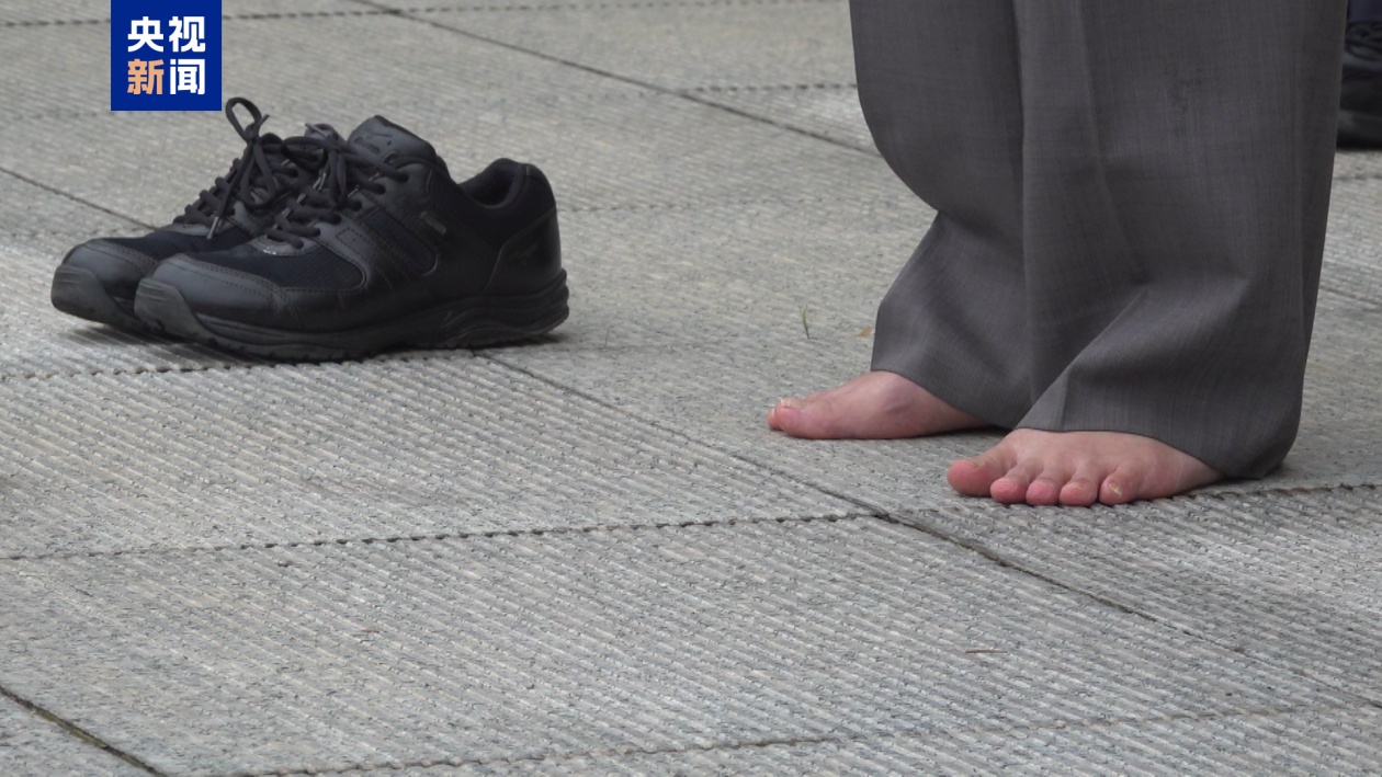 76岁侵华日军后人赤脚跪地谢罪 76岁侵华日军后人赤脚跪地谢罪