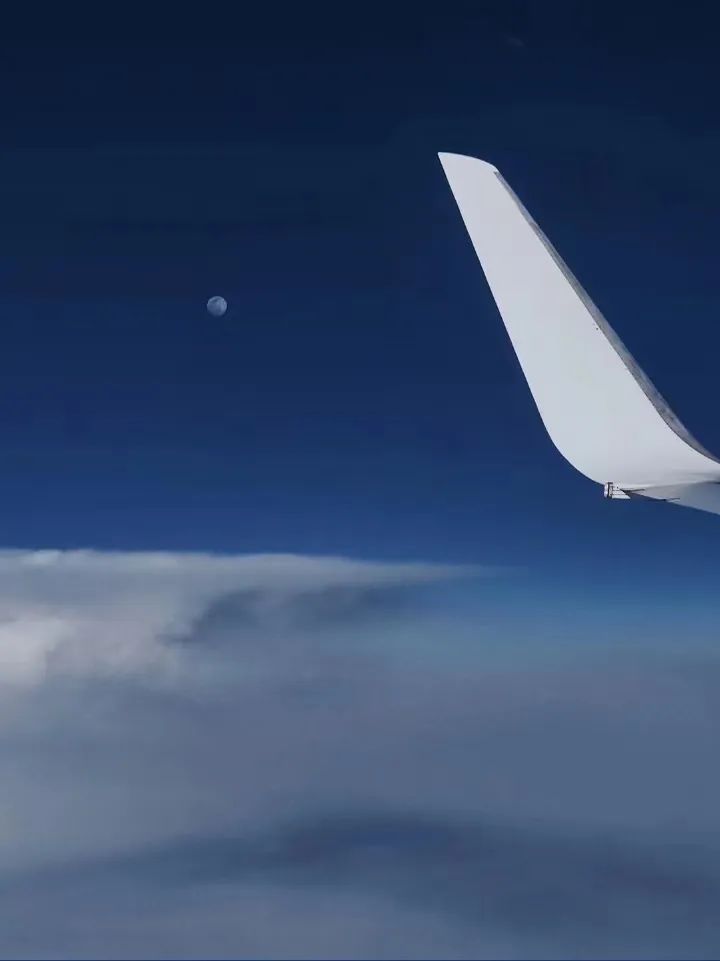 中秋节，我在飞机上“拍了拍”月亮