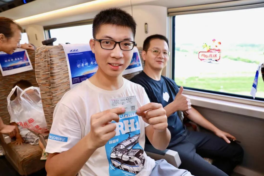 今天，首趟发车！广州出发不到两小时，看中超、赏花灯、叹蜜柚