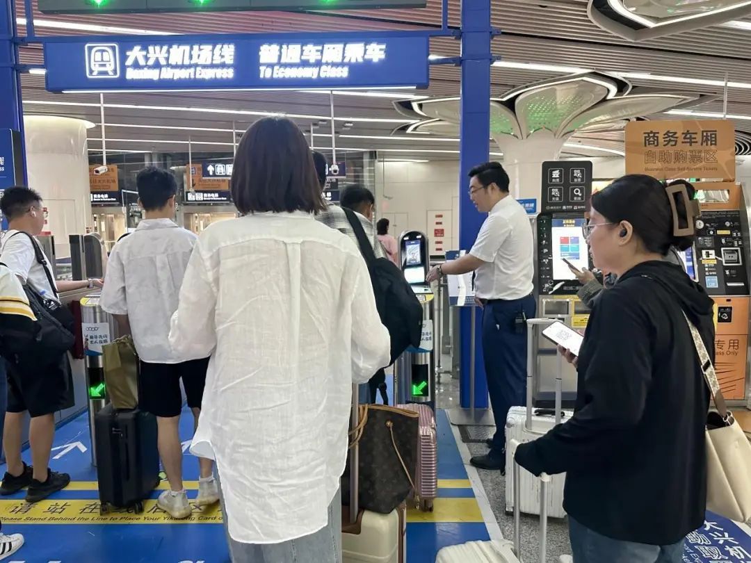 机器人“秒速”发卡+收费!大兴机场高速全市率先上新 机器人“秒速”发卡+收费!大兴机场高速全市率先上新