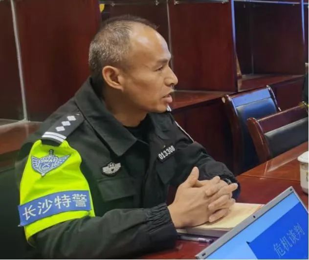 天台救人的00后女特警，曾多次出现在谈判现场！