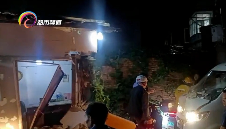 “吓人！像地震一样！”油门当刹车，面包车撞上保安室.....