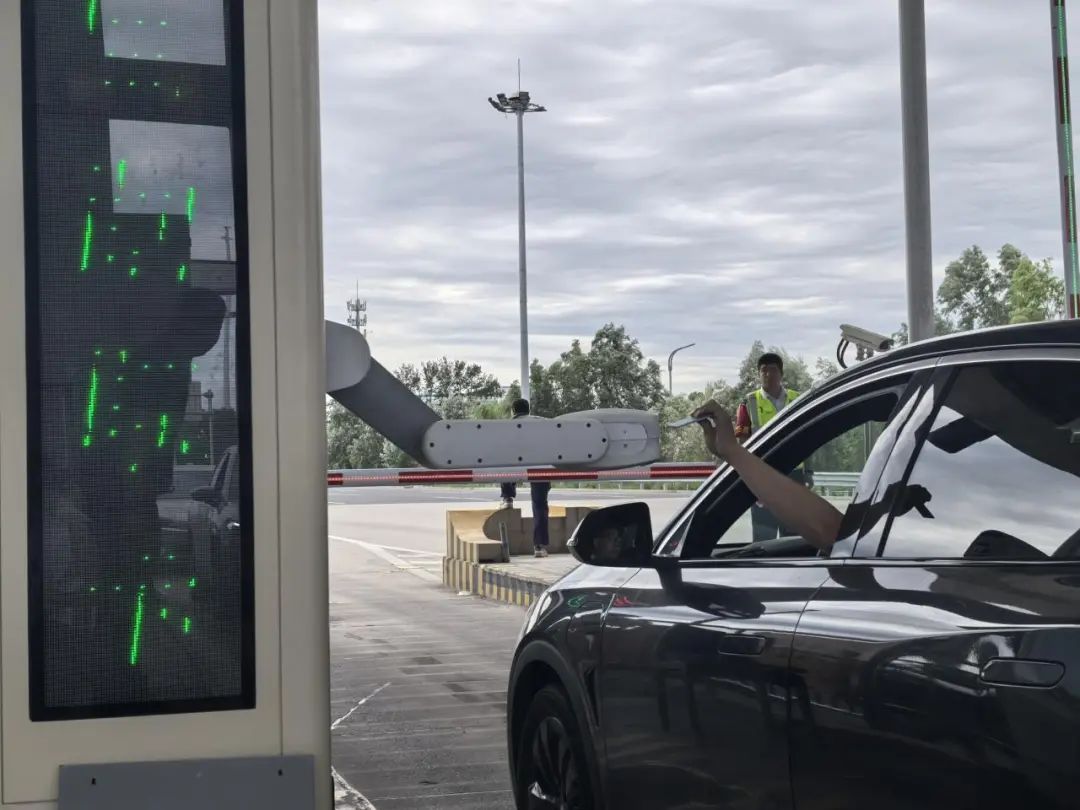 机器人“秒速”发卡+收费!大兴机场高速全市率先上新 机器人“秒速”发卡+收费!大兴机场高速全市率先上新