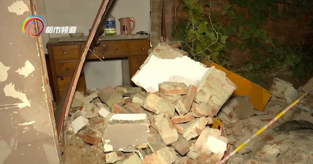 “吓人！像地震一样！”油门当刹车，面包车撞上保安室.....