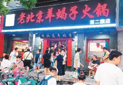 “碎花裙女生”和“大勺哥”，不置身事外的凡人英雄