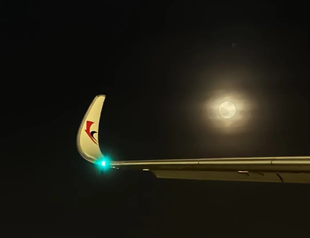 中秋节，我在飞机上“拍了拍”月亮