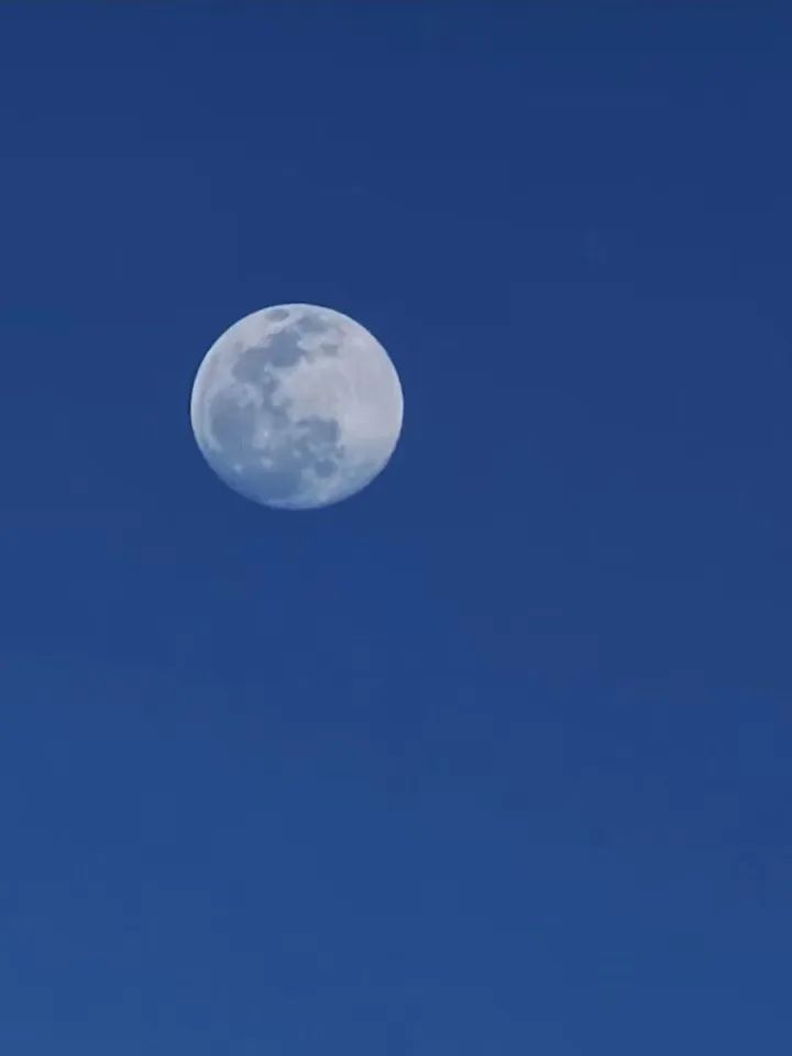 中秋节，我在飞机上“拍了拍”月亮