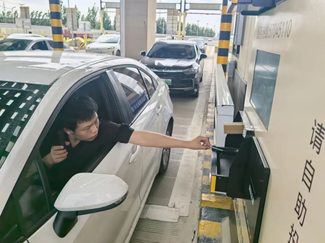 机器人“秒速”发卡+收费!大兴机场高速全市率先上新 机器人“秒速”发卡+收费!大兴机场高速全市率先上新