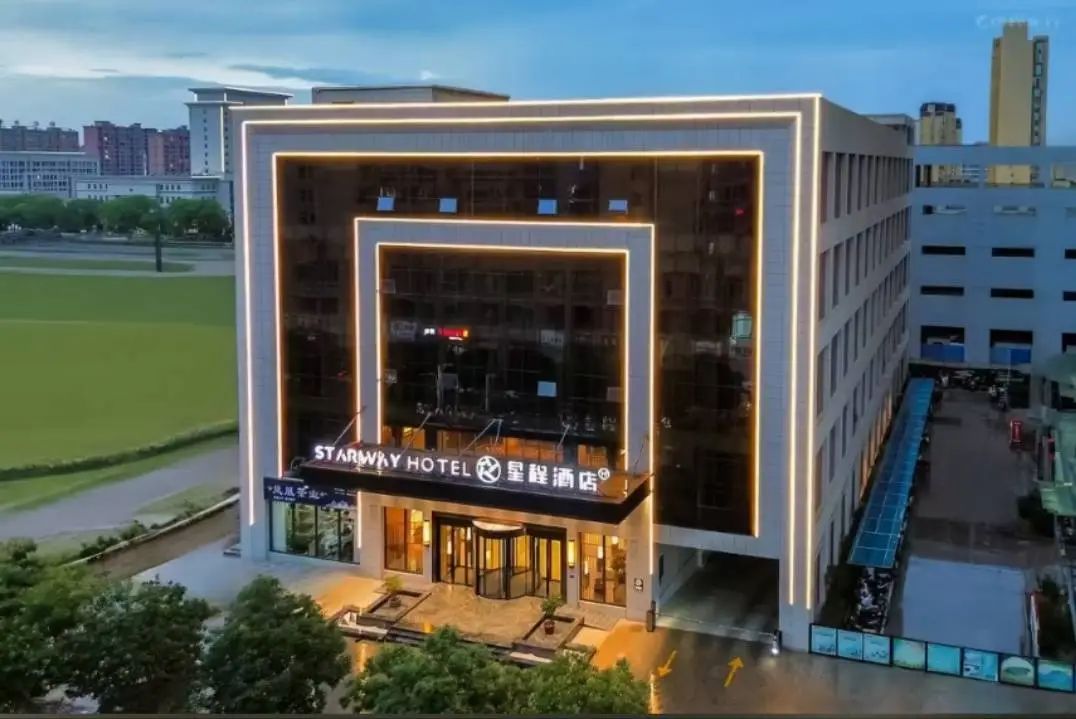 3名女子入住酒店，凌晨遭陌生男性刷卡闯入，酒店回应