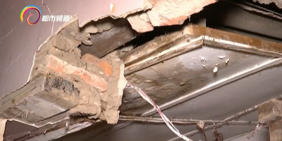 “吓人！像地震一样！”油门当刹车，面包车撞上保安室.....