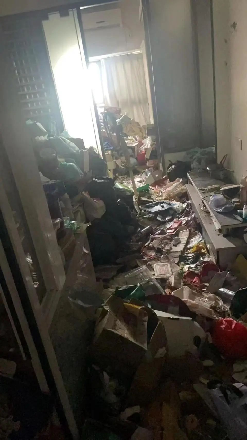 女租客提出退房后失联,房间成“垃圾场”!房东:没想到会这样…… 女租客提出退房后失联,房间成“垃圾场”!房东:没想到会这样……
