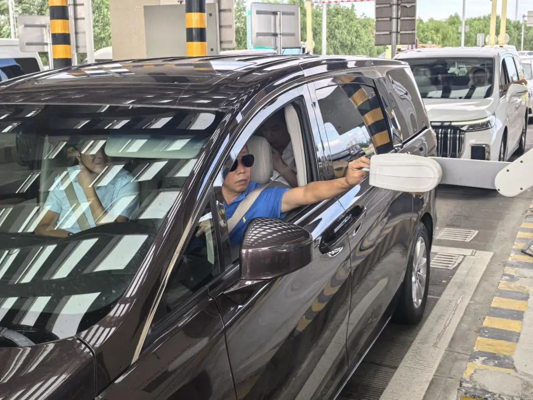 机器人“秒速”发卡+收费!大兴机场高速全市率先上新 机器人“秒速”发卡+收费!大兴机场高速全市率先上新