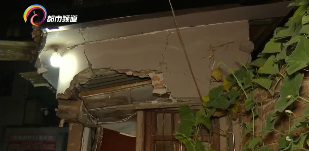 “吓人！像地震一样！”油门当刹车，面包车撞上保安室.....