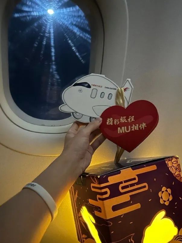 中秋节，我在飞机上“拍了拍”月亮