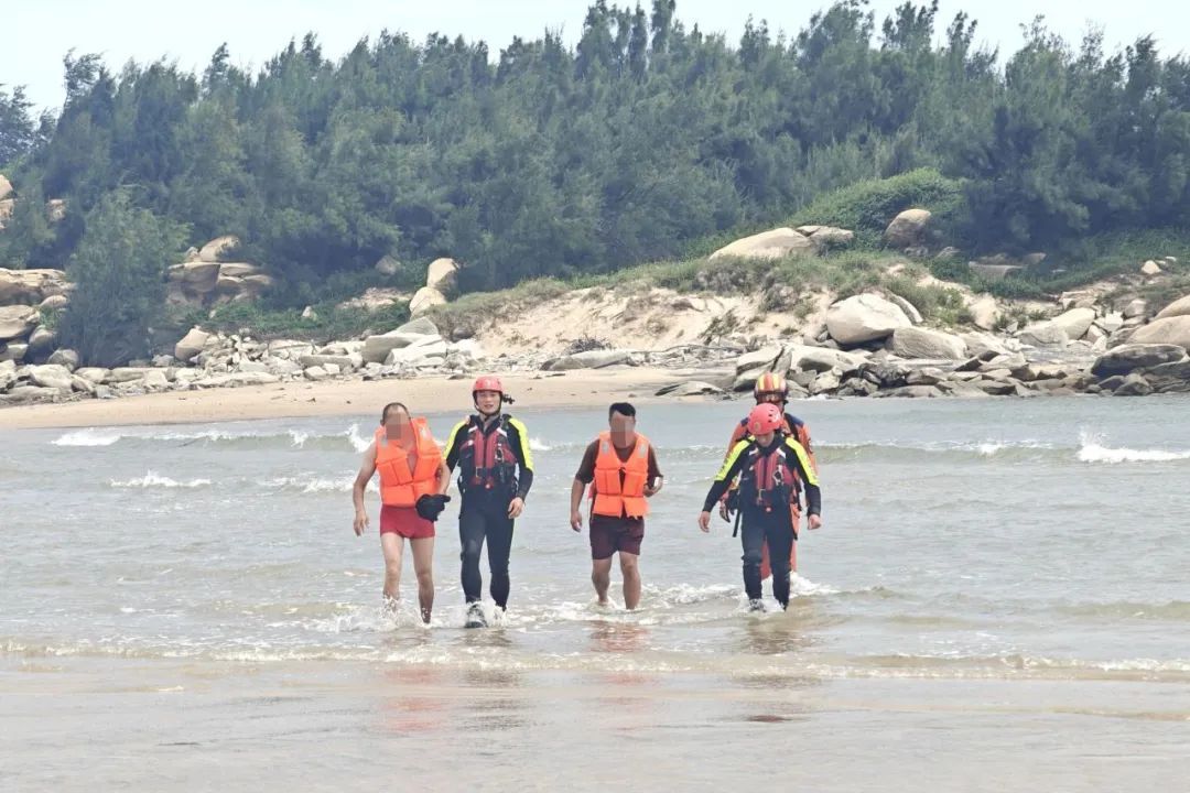 不懂大海“脾气”，两男子赏景变历险……