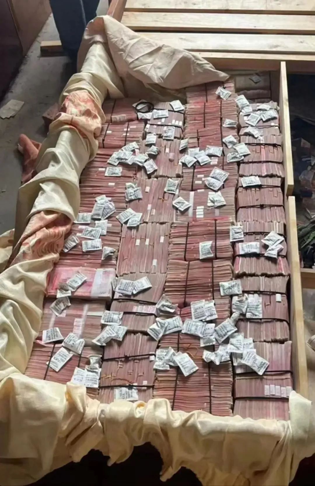 近2000万现金藏床板下!嫌疑人集体落网 近2000万现金藏床板下!嫌疑人集体落网