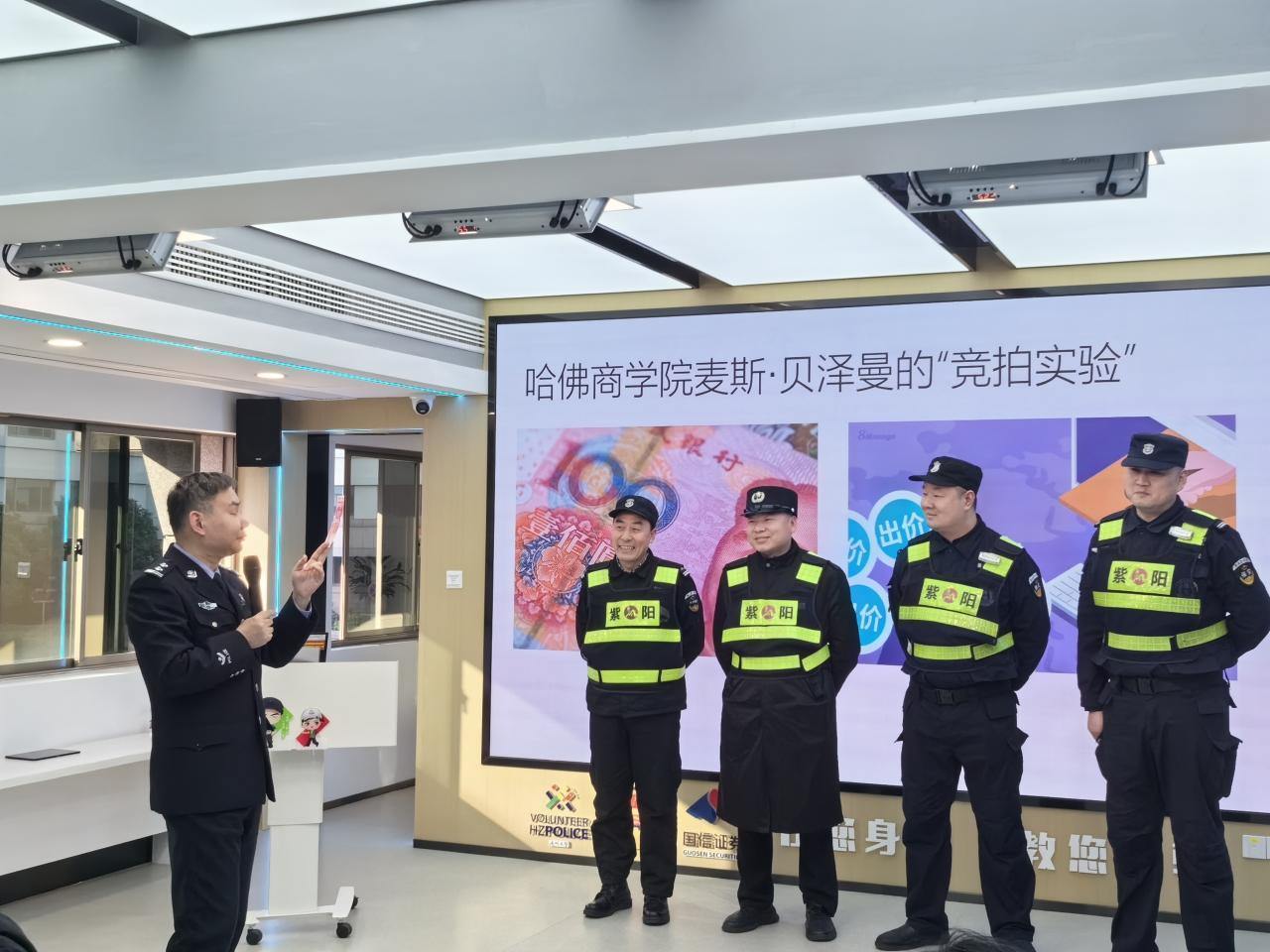 60岁大姐为情所困，这位老师精准泼出一盆冷水
