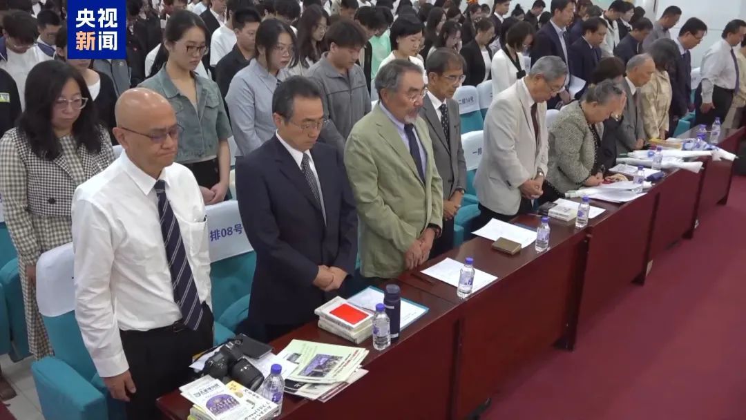 他跪地谢罪！当场落泪