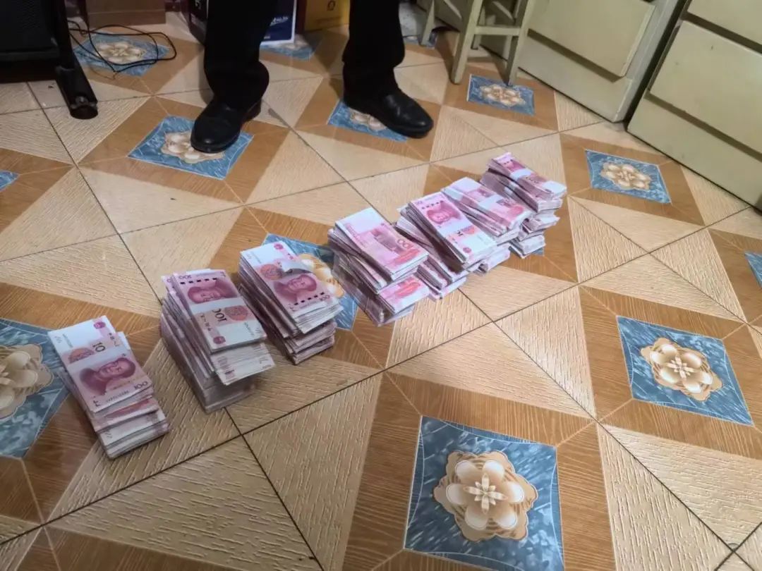 重庆警方出动,12人落网,涉案资金超2000万元 重庆警方出动,12人落网,涉案资金超2000万元