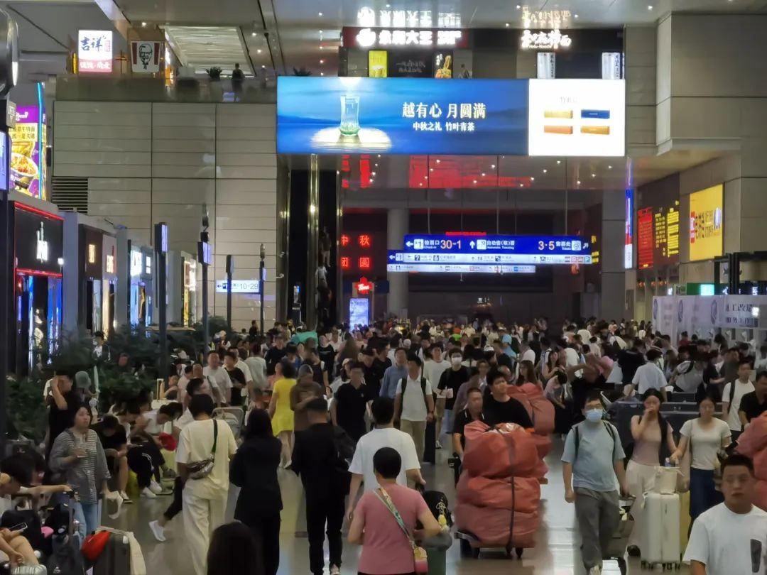 今晚8点后上海两大机场所有航班取消,上海台风预警升级为橙色!再提醒:非必要不外出 今晚8点后上海两大机场所有航班取消,上海台风预警升级为橙色!再提醒:非必要不外出