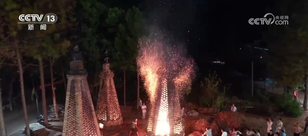 打月饼、做花灯、“烧塔”祈福 沉浸式感受中秋民俗独特魅力