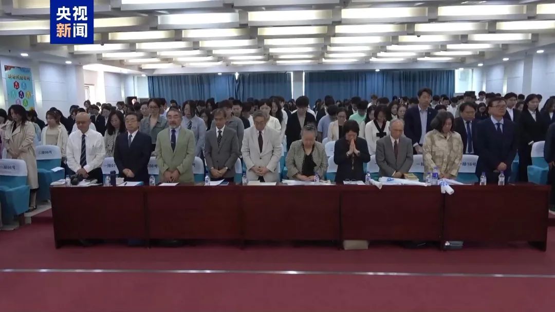 他跪地谢罪！当场落泪
