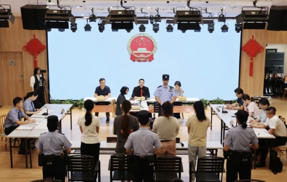 上海4名全职“宝妈”参与诈骗，现场落泪：“孩子不能没妈妈……”