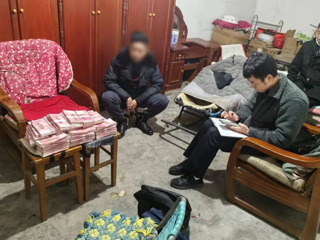 重庆警方出动,12人落网,涉案资金超2000万元 重庆警方出动,12人落网,涉案资金超2000万元