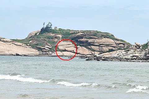 不懂大海“脾气”，两男子赏景变历险……