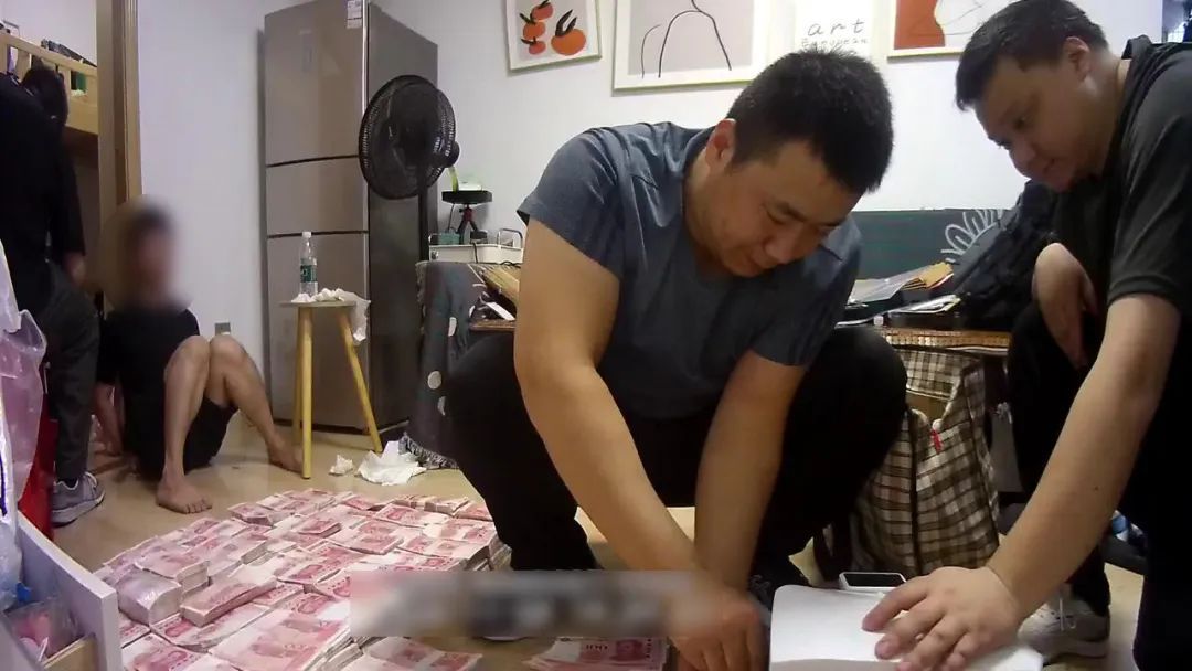 重庆警方出动,12人落网,涉案资金超2000万元 重庆警方出动,12人落网,涉案资金超2000万元