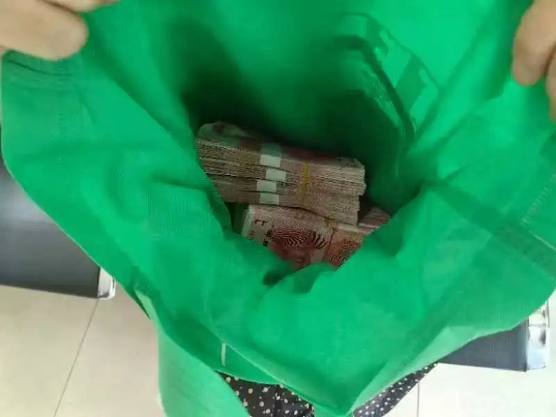 猖狂!骗子带点钞机来沪上门“提款”,原因荒唐!警方:安排 猖狂!骗子带点钞机来沪上门“提款”,原因荒唐!警方:安排