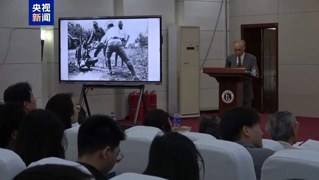 他跪地谢罪！当场落泪