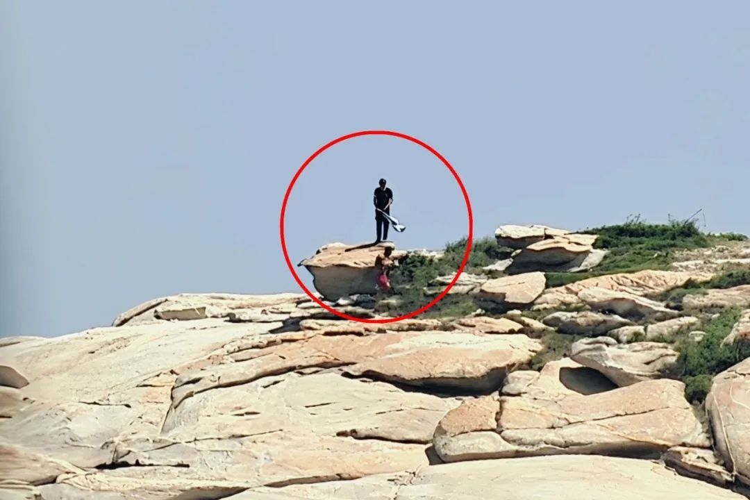 不懂大海“脾气”，两男子赏景变历险……