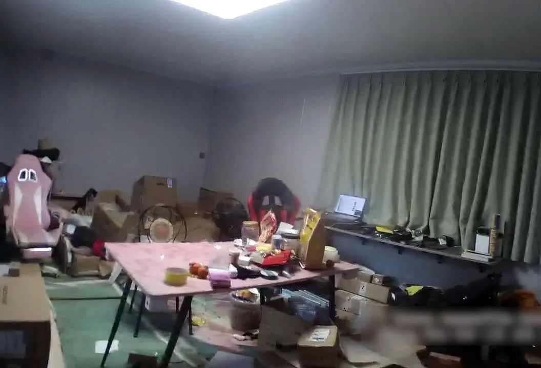 重庆警方出动,12人落网,涉案资金超2000万元 重庆警方出动,12人落网,涉案资金超2000万元