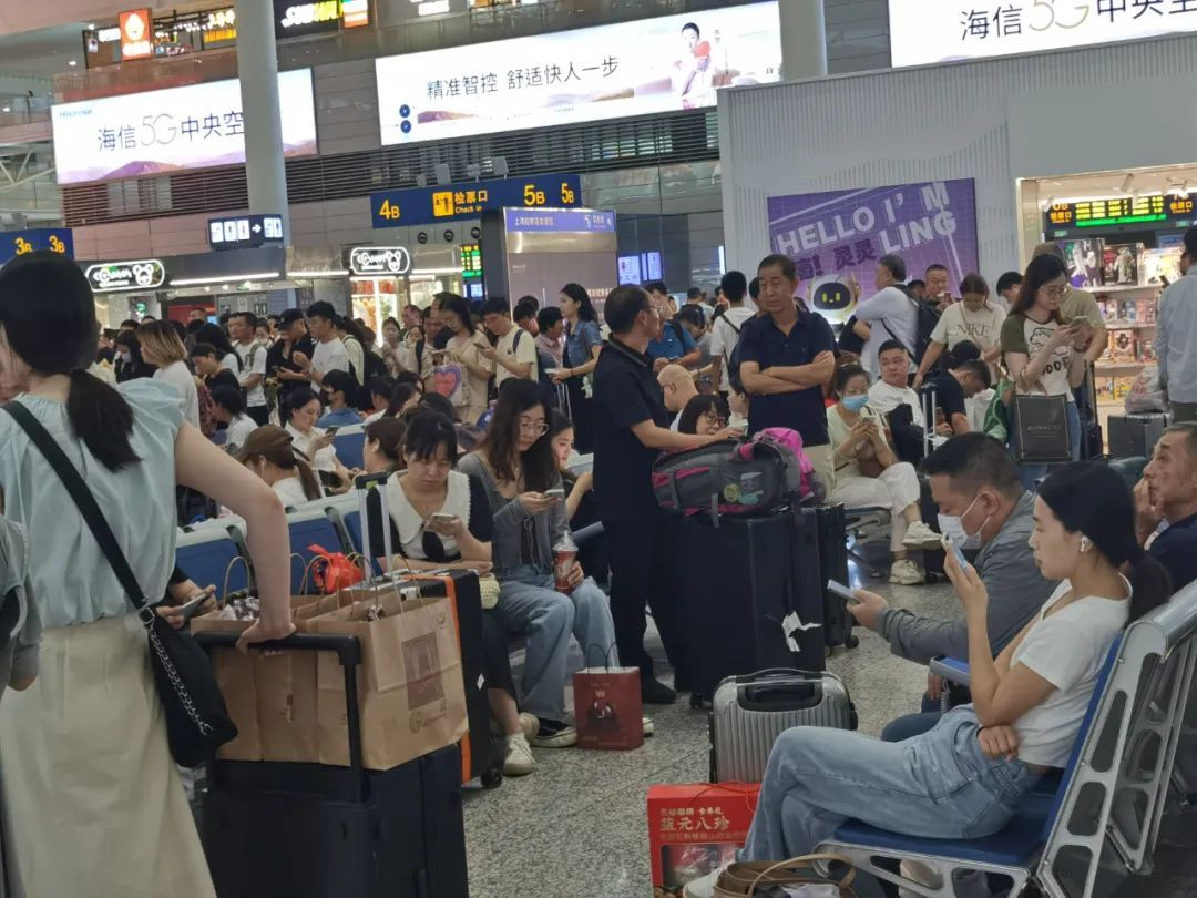 今晚8点后上海两大机场所有航班取消,上海台风预警升级为橙色!再提醒:非必要不外出 今晚8点后上海两大机场所有航班取消,上海台风预警升级为橙色!再提醒:非必要不外出