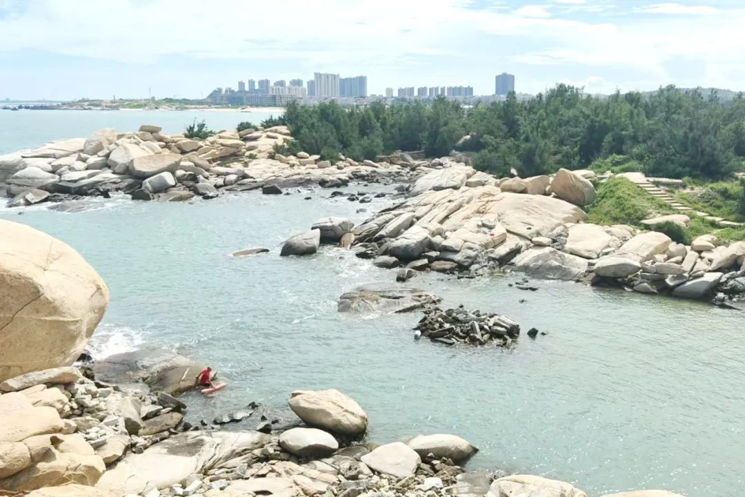 不懂大海“脾气”，两男子赏景变历险……