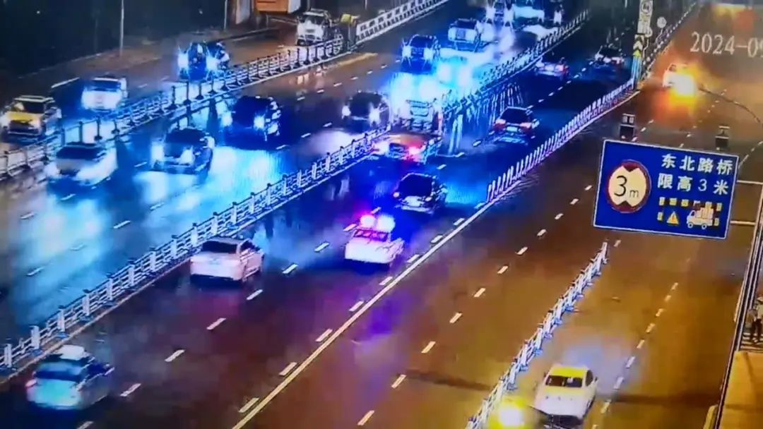 “孩子肠道脱落体外!”警车飞驰百余公里送医! “孩子肠道脱落体外!”警车飞驰百余公里送医!