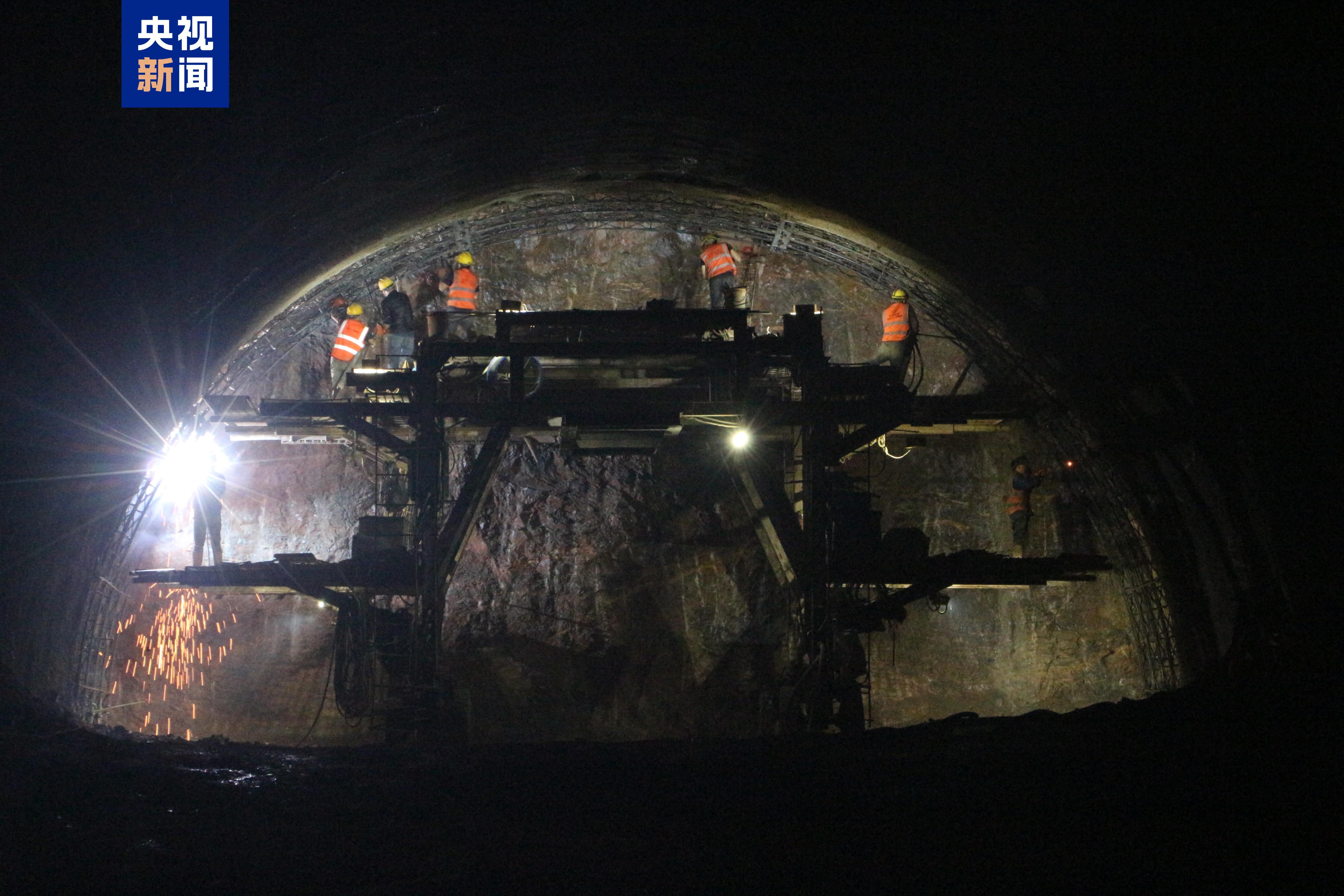 开通后将“小时达”!西十高铁天竺山一号隧道掘进突破一万米 开通后将“小时达”!西十高铁天竺山一号隧道掘进突破一万米