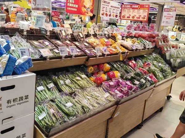 路上有菜、市场有菜、货架上有菜，上海全力保障台风天“菜篮子”量足价稳
