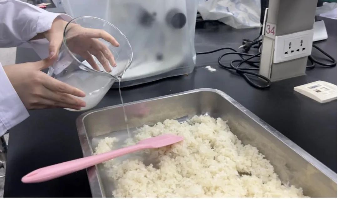 实验室里做月饼?!“报告!羡慕的泪水从嘴角流了出来……” 实验室里做月饼?!“报告!羡慕的泪水从嘴角流了出来……”