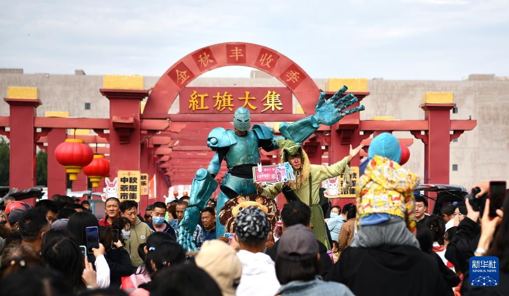 新华全媒+·国道之行 海阔天空｜“花式逛集”迎中秋