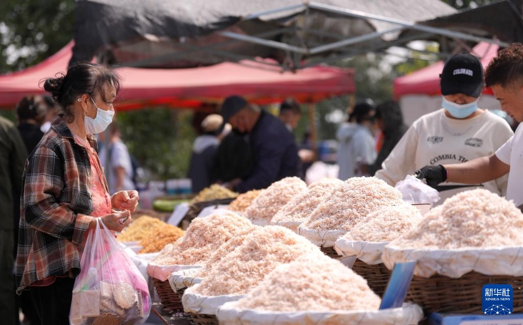 新华全媒+·国道之行 海阔天空｜“花式逛集”迎中秋