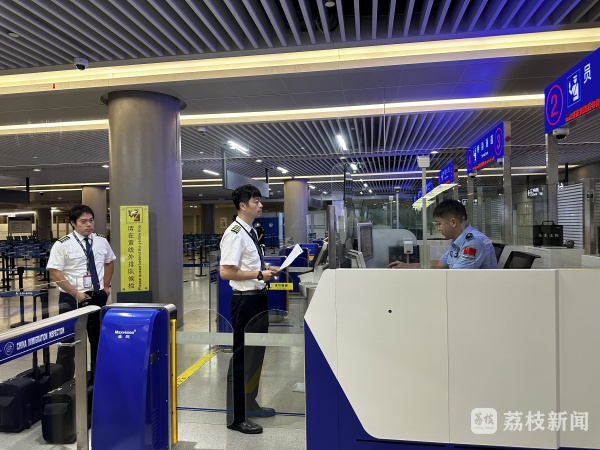 南京边检站保障受台风“贝碧嘉”影响备降国际航班顺畅通关