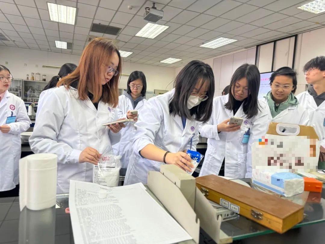 实验室里做月饼?!“报告!羡慕的泪水从嘴角流了出来……” 实验室里做月饼?!“报告!羡慕的泪水从嘴角流了出来……”