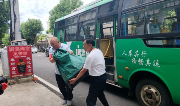公交车变快递车，公交司机变快递员